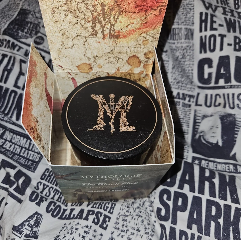 ๐ Mythologie Black Flag Candle 8 oz - Picture 3 of 3